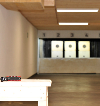 schiessstand mit waffe